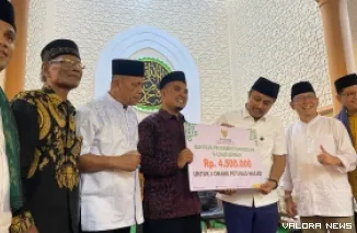 Wakil Gubernur Sumbar, Vasko Ruseimy menyerahkan secara simbolis bantuan hibah yang diterima Ketua Pengurus Masjid Muhsinin, Ulil Umri Pono di Rajo, Selasa. (humas)