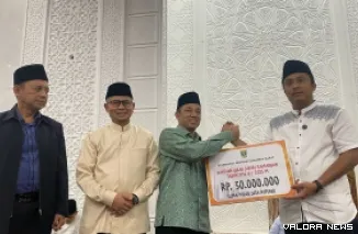 Wagub Sumbar, Vasko Ruseimy serahkan bantuan hibah senilai Rp50 juta untuk Masjid Istiqomah Bungo Tanjung, Bukittinggi, Ahad. (humas)