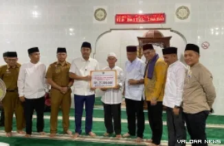Wakil Gubernur Sumbar, Vasko Ruseimy secara simbolis serahkan bantuan hibah untuk pengurus Masjid Baitul Inabah, di Kelurahan Padang Karambia, Kecamatan Payakumbuh Selatan. (humas)
