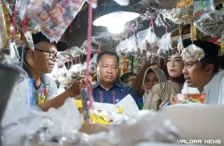 Wagub Sumbar, Vasko Ruseimy berdialog dengan pedagang saat Sidak keamanan takjil dan pangan yang dijual selama bulan Ramadhan di Pasar Banda Buek, Kota Padang, Kamis siang. (humas)