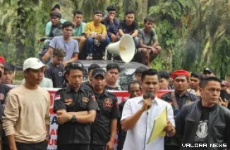 Warga dari tiga desa di Kabupaten Rohul, menggelar aksi demo terkait cidera janji yang dilakukan PT Hutahean, Kamis. (humas)