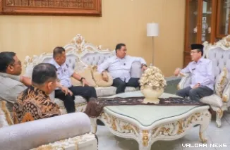Wakil Wali Kota (Wawako) Pekanbaru, Markarius Anwar dan rombongan, dialog dengan Wako Payakumbuh, Zulmaeta di ruang kerjanya, Kami. (humas)