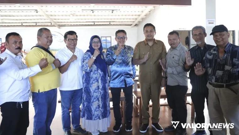 Wakil Ketua DPRD Sumbar, Evi Yandri foto bersama dengan pengurus Pengcab IPSI se-Sumatera Barat usai pertemuan silaturahmi di salah satu restoran di Padang, Senin. (humas)