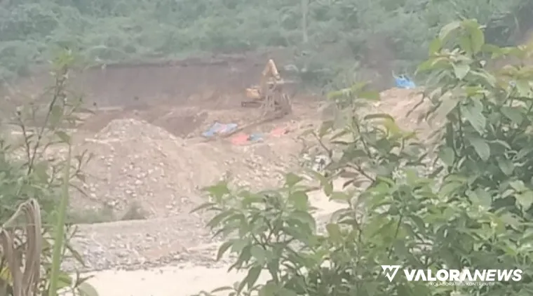 Alat berat jenis ekskavator tengah mengeruk badan Sungai Batahan untuk mencari emas secara ilegal. (istimewa)