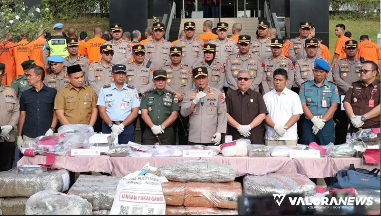 Kapolda Sumbar, Irjen Gatot Tri Suryanta melakukan ekspose pengungkapan kasus narkoba dari Januari hingga April tahun 2025 ini, di lapangan Apel Mapolda Sumbar, Selasa pagi. (humas)