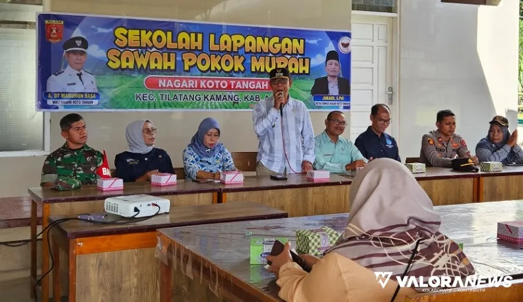 Kabid Tanaman Pangan Dinas Pertanian Agam, Imrefli membuka kegiatan SL SPM Tahun 2025 di halaman Masjid Nurul Islam, Jorong Gantiang, Nagari Koto Tangah, Kecamatan Tilatang Kamang, Kamis. (humas)