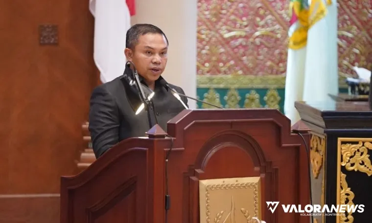 Gubernur Riau, Abdul Wahid menyampaikan jawaban atas pandangan umum fraksi DPRD Provinsi Riau terhadap Laporan Keterangan Pertanggungjawaban (LKPJ) Kepala Daerah Tahun 2024 dalam rapat paripurna, Senin. (humas)