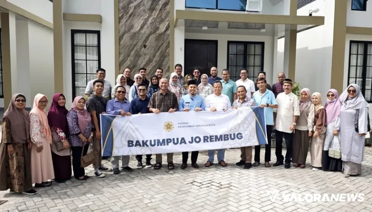 Ketua Kagama Paliko terpilih, Ahlul Badrito Resha foto bersama dengan Heru Sumaryanto (Ketua Kagama Pengda Sumbar) dan alumni Kagama lainnya, usai silaturahmi dan temu rembug di Annisa Homestay, Ahad. (istimewa)