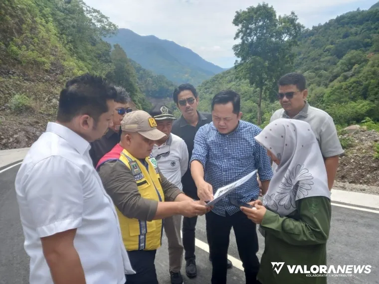 Ketua Komisi IV DPRD Sumbar, Doni Harsiva Yandra bersama Dinas PUPR Sumbar, meninjau lokasi pengerjaan jalan Alahan Panjang di Kabupaten Solok ke Bayang di Pesisir Selatan, kemarin. (humas)