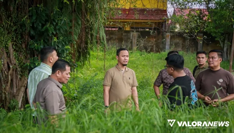 Wako Pekanbaru, Agung Nugroho di antara semak belukar yang telah memenuhi eks kantor Dinas Kesehatan (Dinkes) Kota Pekanbaru di persimpangan Jalan Melur, Sukajadi, Ahad. (humas)