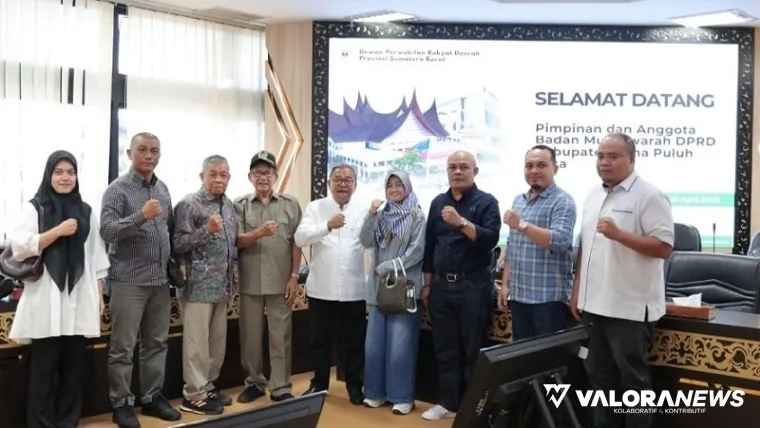 Ketua Bamus DPRD Limapuluh Kota, Deni Azra dan rombongan, foto bersama dengan Anggota Komisi IV DPRD Sumatera Barat, Muzli M Nur usai pertemuan di ruang khusus I, Selasa. (humas)