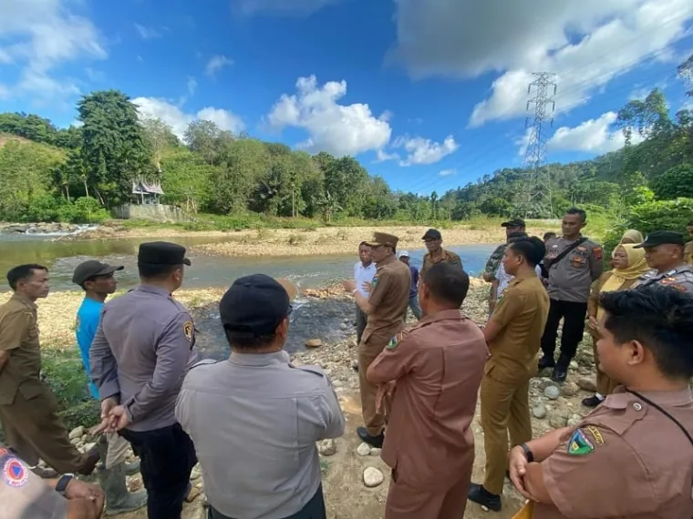 Bupati Hendrajoni meninjau Bendungan Air di Bendungan Air Jalamu, Kampung Jalamu, Nagari IV Koto Hilie , Kecamatan Batang Kapas, Selasa (29/4/2025). FOTO: Bagian Prokopim Pemkab Pessel