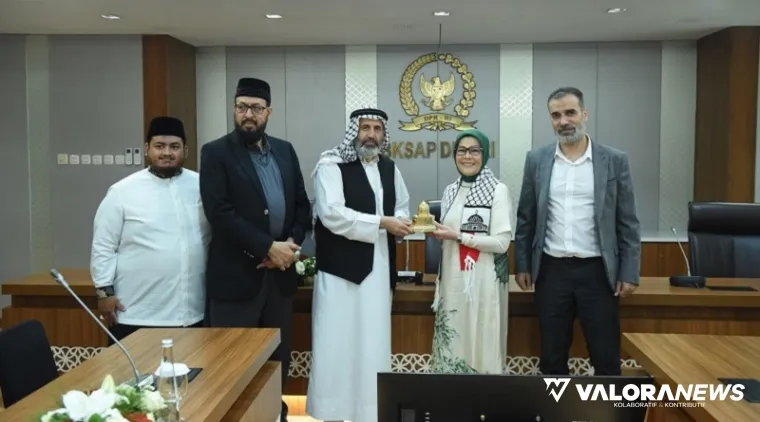 Anggota BKSAP DPR RI, Eva Monalisa, bertukar cenderamata saat bertemu dengan delegasi Palestina, di Gedung Nusantara III, Senayan, Jakarta, Selasa. (humas)