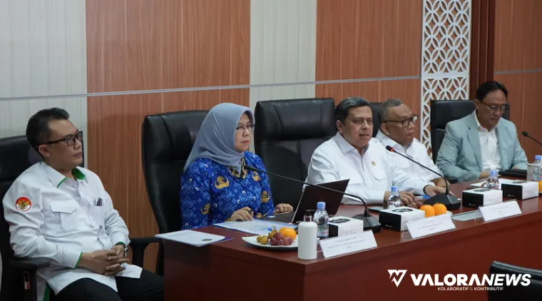 Kepala BPJPH, Ahmad Haikal Hasan memberikan keterangan tentang temuan bahan pangan mengandung unsur babi (porcine) di Jakarta, Senin (21/4/2025). (humas)