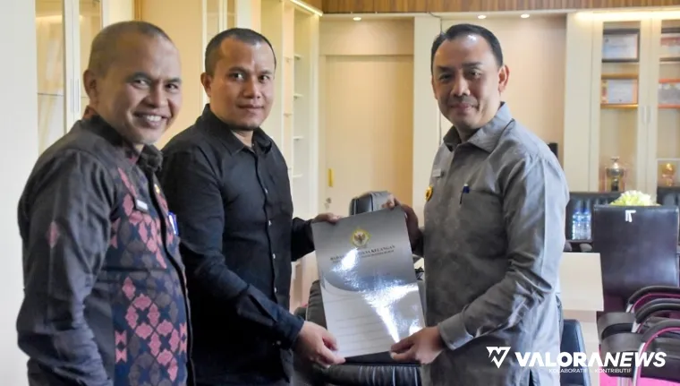 Wakil Bupati Agam, Muhammad Iqbal didampingi Welfizar (Inspektur Daerah) bertukar cenderamata dengan Ketua Tim Pemeriksa BPK Sumbar, Salis Ariza Abdi Hidayat di ruang kerja wakil bupati, Kamis. (humas)