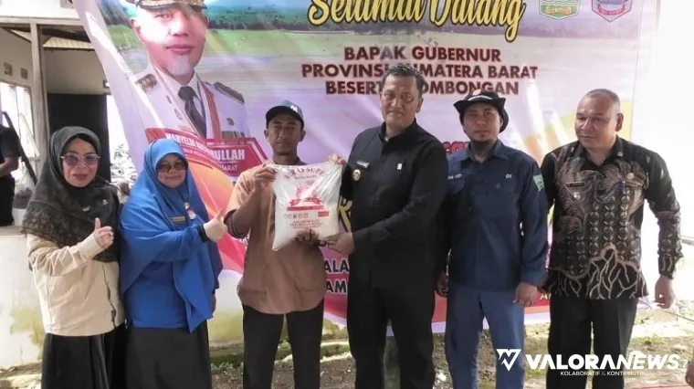 Wabup Pasbar, M Ihpan didampingi Kepala Dinas Perkebunan, Tanaman Pangan dan Hortikultura Sumatera Barat, Febrina Tri Susila Putri, saat panen raya di Nagari Bunuik, Kecamatan Kinali, Kamis. (robbi irwan)
