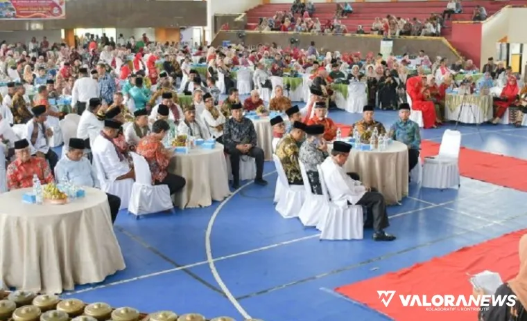 Bupati Agam, Benni Warlis berbaur bersama perantau yang tergabung dalam Kerukunan Keluarga Luhak Agam (KKLA) Sumatera Barat di GOR UNP Padang, Ahad. (humas)