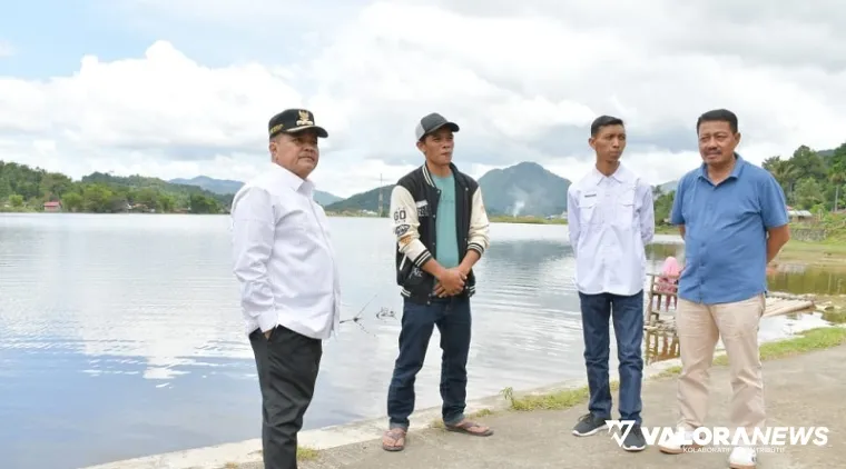 Bupati Agam, Benni Warlis berdialog dengan tokoh masyarakat Nagari Tabek Panjang, terkait pengembangan destinasi wisata Kolam Ikan Sakti Sungai Janiah dan Bukik Batanjua, Ahad. (humas)