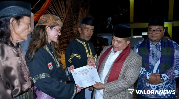 Bupati Agam, Benni Warlis menyerahkan sertifikat pada orang asing yang belajar silat minang saat membuka silaturahmi sasaran silek tradisi se Agam Timur, di Galanggang Surau Ka&#039;bah Inyiak Tuah, Ahad malam. (humas)