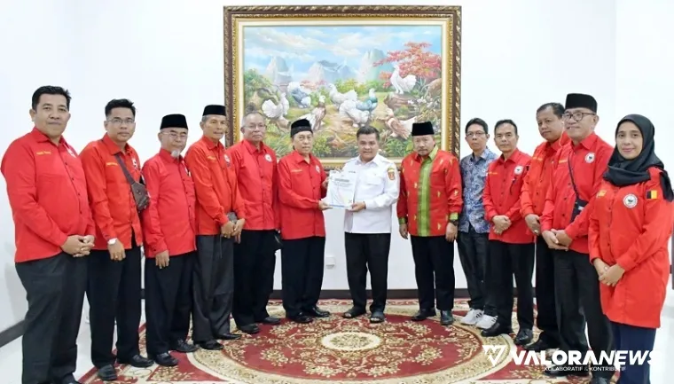 Bupati Agam, Benni Warlis menerima cenderamata dari pengurus Perkab Sumsel, usai pertemuan silaturahmi di rumah dinas bupati, di Lubuk Basung, Rabu. (humas)