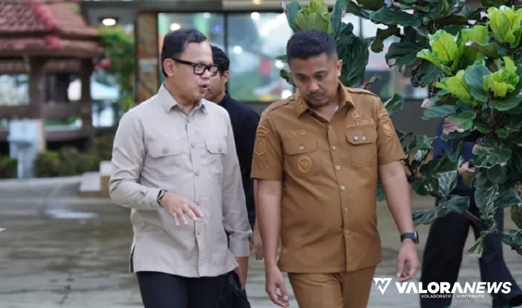 Wagub Sumbar, Vasko Ruseimy berdialog ringan dengan Wamendagri, Bima Arya Sugiarto di Pantai Katapiang, Padang Pariaman sebelum membuka Muskomwil I APEKSI 2025 di Kota Bukittinggi, Senin. (humas)