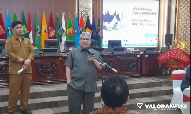 Ketua DPRD Sumatera Barat, Muhidi memberikan sambutan pada kegiatan halal bihalal, di ruang sidang utama gedung DPRD Sumbar, Senin. (humas)