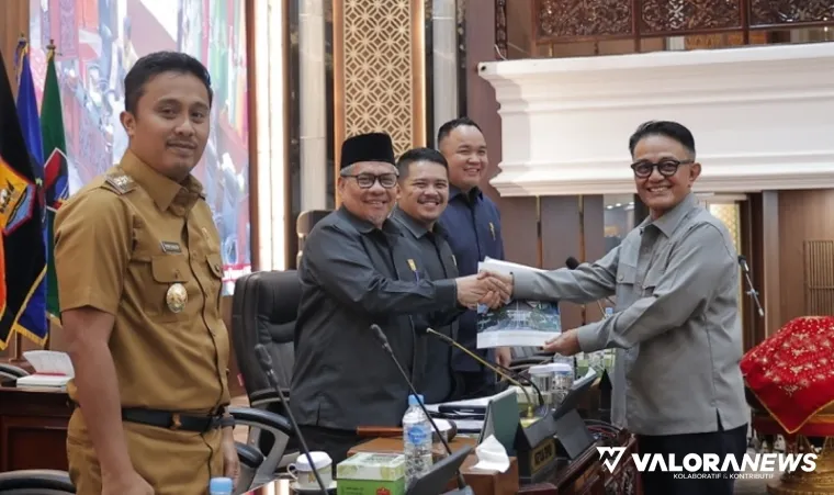 Ketua DPRD Sumbar, Muhidi disaksikan Wagub Sumbar, Vasko Ruseimy dan para wakil ketua DPRD, menerima hasil pembahasan Ranwal RPJMD 2025-2029 dari Ketua Pansus, Indra Catri pada rapat paripurna, Selasa. (humas)