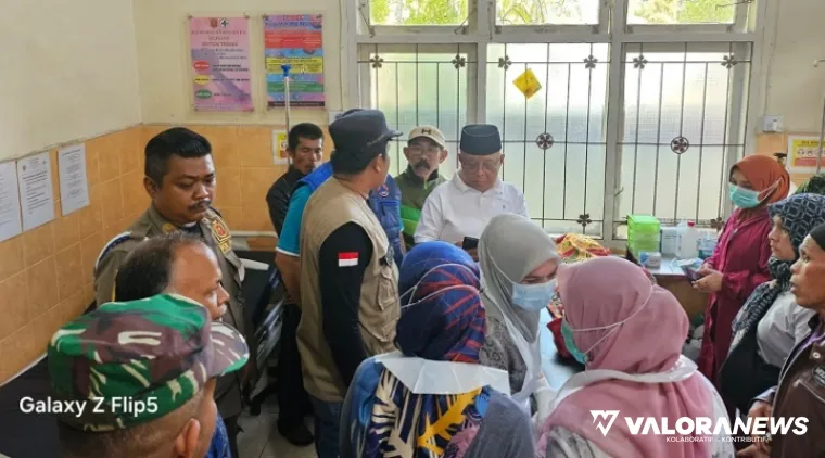 Wabup Agam, Muhammad Iqbal bersama Sekda Agam, Edi Busti di Puskesmas Tiku melihat dua pelajar yang tenggelam di Pantai Tiku, Ahad pagi. (humas)