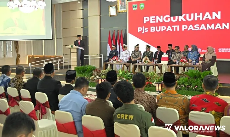 Gubernur Sumbar, Mahyeldi melantik Kabiro Umum Setdaprov Sumbar, Edy Dharma Syafni sebagai Pjs Bupati Pasaman, di auditorium gubernuran, Ahad pagi. (humas)