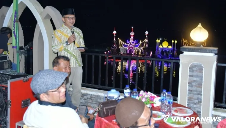 Plt Asisten II Setda Agam, Welfizar membuka Festival Rakik Hias di Sungai Tampang, Nagari Tanjung Sani, Kecamatan Tanjung Raya, Rabu malam. (humas)