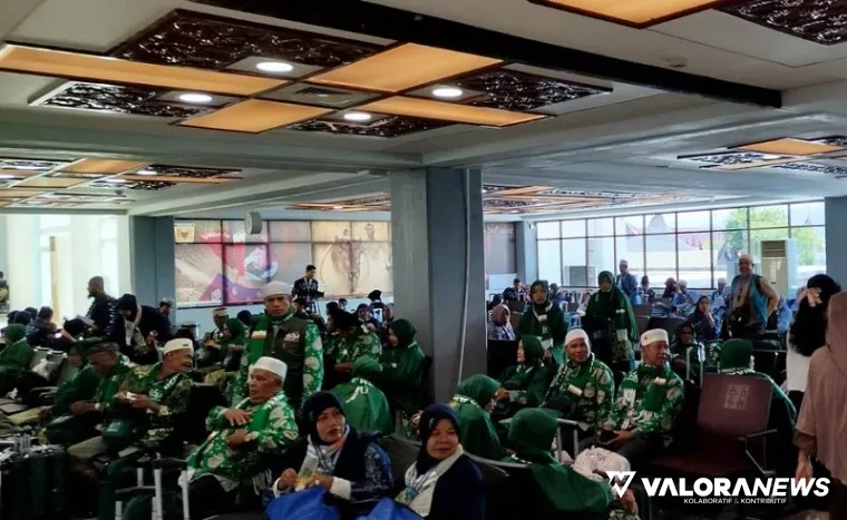 Penumpang di terminal keberangkatan BIM yang dipenuhi jemaah umroh pada Kamis. (humas)