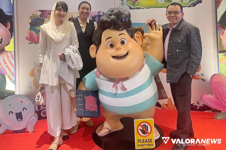 Anggota Komisi VII DPR RI, Novita Hardini dan keluarga, foto bersama usai nonton bareng film animasi Jumbo di salah satu bioskop di Jakarta, Rabu. (humas)