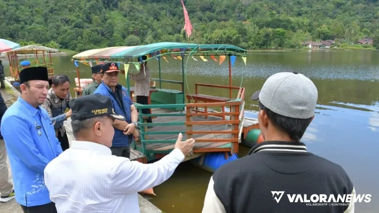 Bupati Agam, Benni Warlis kunjungi objek wisata Tarusan Kamang, Aha. Dikesempatan itu, dia meminta geosite unik ini dikemas ulang sehingga jadi magnet berkunjung wisatawan. (humas)