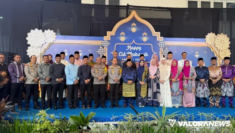 Gubernur Riau, Abdul Wahid bersama Kapolda Irjen Pol Herry Heryawan dan ribuan warga, foto bersama di kegiatan open house Idul Fitri 1446 H hari terakir di rumah dinas wali kota Pekanbaru, Rabu. (humas)
