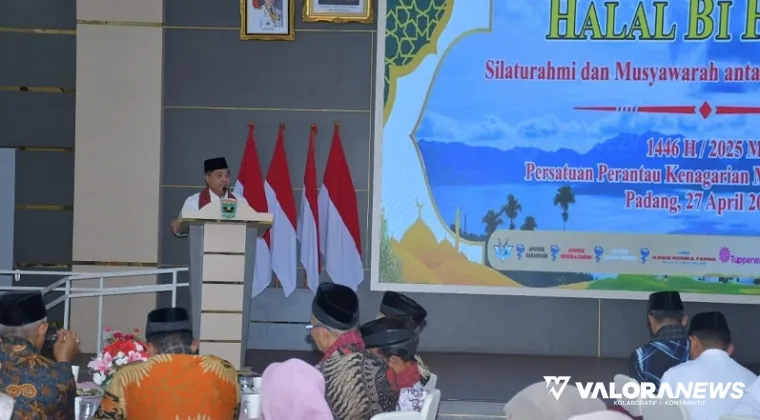 Bupati Agam, Benni Warlis memberikan sambutan pada kegiatan halal bihalal Persatuan Perantau Kenagarian Maninjau (PPKM) Kota Padang di auditorium gubernuran, Ahad. (humas)