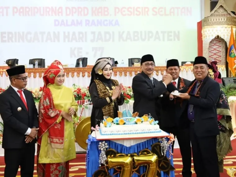 Bupati Hendrajoni dan Dr Era Sukma Munaf (mewakili Gubernur Sumbar/ pernah Pj Bupati Pessel), berjabat tangan di Perayaan HJK Pessel ke 77 di Painan, Selasa (15/4/2025). FOTO: Dok Bagian Prokopim Pemkab Pessel