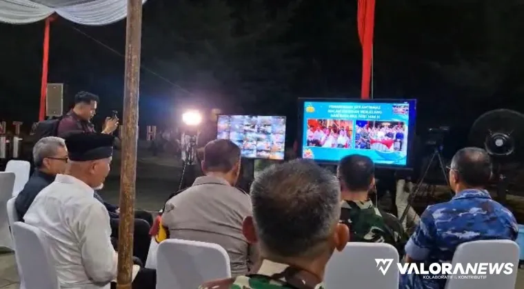 Gubernur Sumbar, Mahyeldi dan unsur Forkopimda, mengikuti forum Pemantauan Situasi Keamanan Ketertiban Masyarakat (Sitkamtimas) yang diselenggarakan Kemendagri via zoom pada malam takbiran, Ahad. (humas)