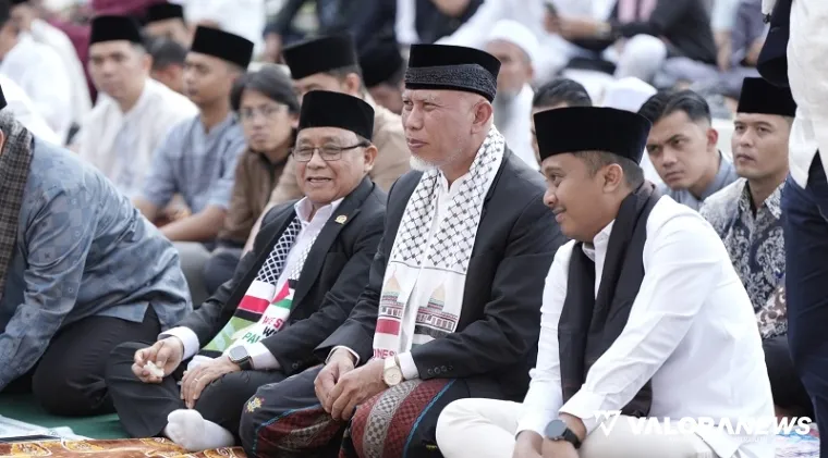 Gubernur Sumbar, Mahyeldi bersama Vasko Ruseimy (Wagub), Muslim M Yatim (senator DPD RI Dapil Sumbar) berbaur bersama jemaah shalat Idul Fitri di halaman kantor gubernur Sumbar, Senin pagi. (humas)