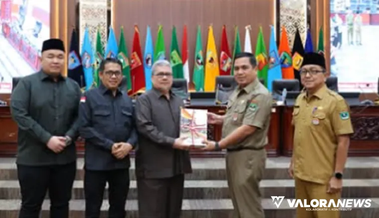 Ketua DPRD Sumbar, Muhidi didampingi wakil ketua, Nanda Satria dan Evi Yandri menyerahkan laporan hasil reses pada pemerintah pada rapat paripurna, Selasa. (humas)