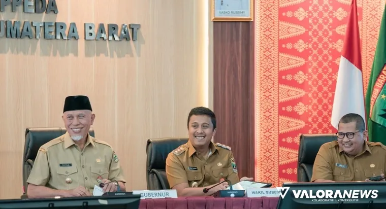 Gubernur Sumbar, Mahyeldi bersama Vasko Ruseimy (Wagub) dan Medi Iswandi (Kepala Bappeda) dalam satu forum rapat, beberapa waktu lalu. (humas)