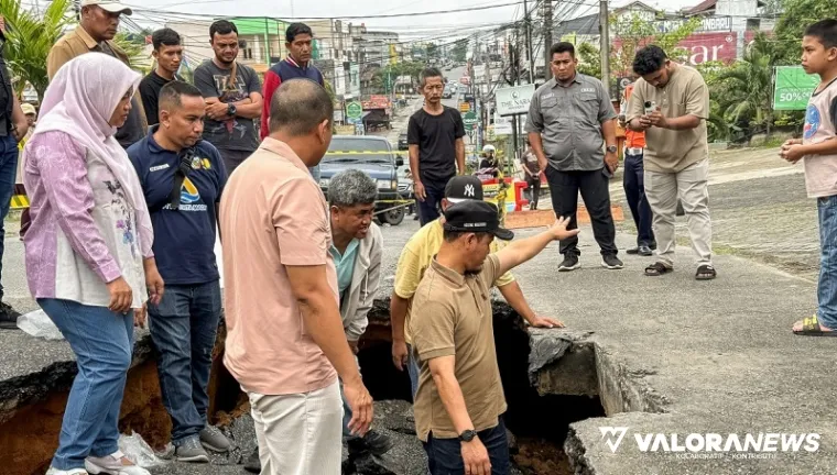 Wako Pekanbaru, Agung Nugroho meninjau badan jalan yang amblas di Jl Lobak, Kecamatan Binawidya, Kota Pekanbaru, Sabtu pagi. (humas)