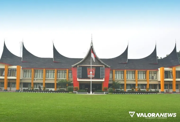 Kantor bupati Agam di Lubuk Basuang dilengkapi time signal pengingat waktu shalat berbahasa Minang dan Indonesia. (humas)