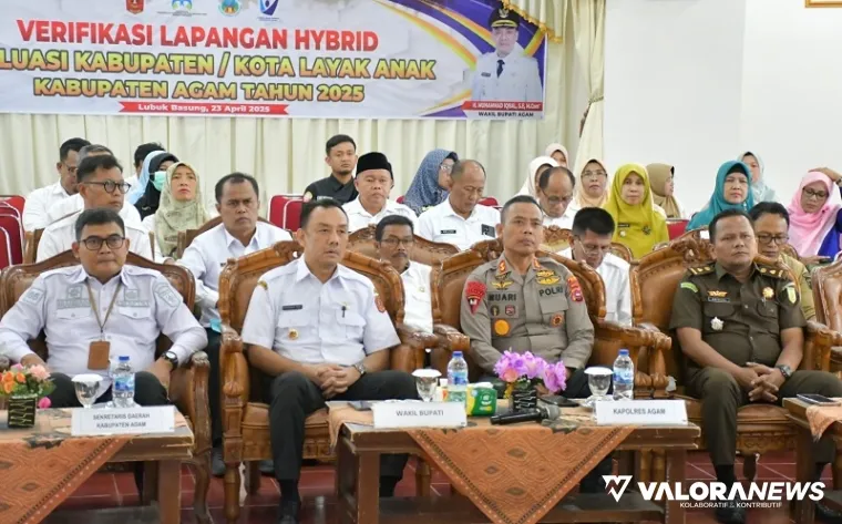 Wakil Bupati Agam, Muhammad Iqbal dan Forkopimda, dalam acara verifikasi Lapangan Hybrid Evaluasi Kabupaten Layak Anak (KLA) Tahun 2025 yang digelar secara daring dan luring di aula kantor bupati Agam, Selasa. (humas)