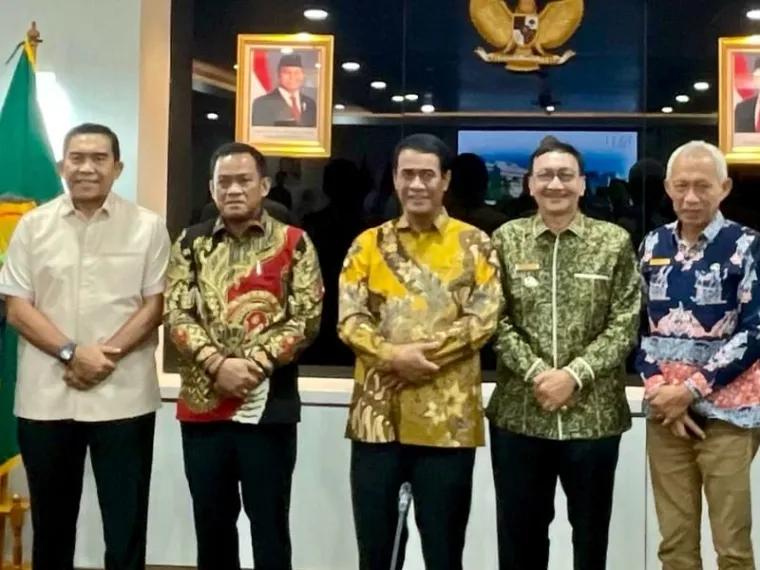 Ki-Ka: Bupati Semelue Mohammad Nasrun Mikaris, Bupati Luwu Patahudding, Menteri Pertanian Andi Amran Sulaiman, Bupati Pesisir Selatan Hendrajoni dan Sekda Pessel Mawardi Roska di Kementerian Pertanian. FOTO: Dok Prokopim Setkab Pessel