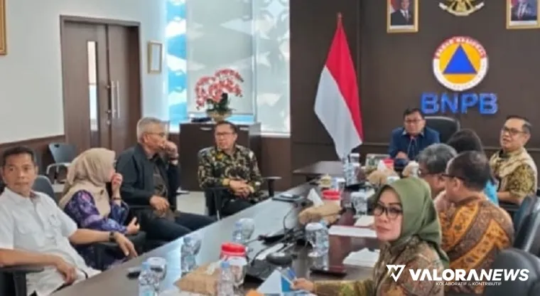 Sestama BNPB, Rustian memimpin rapat persiapan kunjungan kepala BNPB ke Sumatera Barat bersama Pj Sekdaprov Sumbar, Yozawardi di Graha BNPB, Jakarta, Selasa. (humas)
