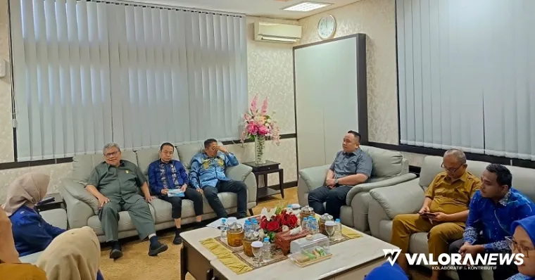 Ketua DPRD Sumbar, Muhidi didampingi para wakil ketua, menerima Ketua KI Sumbar, Musfi Yendra dan rombongan, yang menyerahkan penyerahan laporan hasil monitoring keterbukaan informasi publik tahun 2024, Senin. (humas)