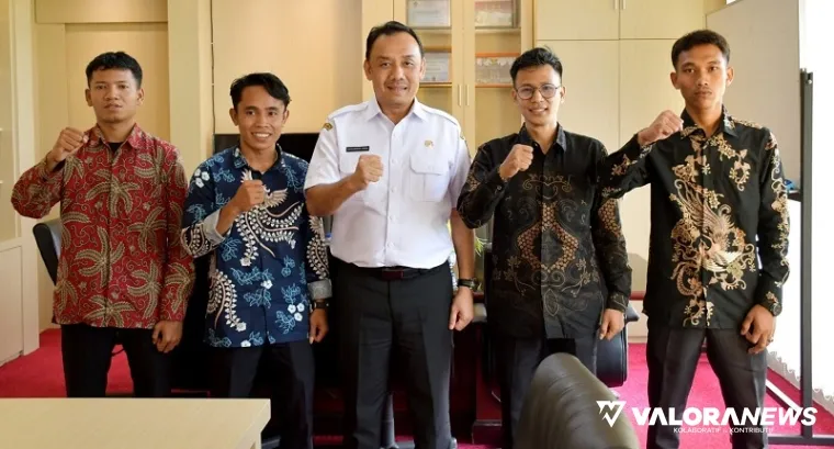 Wabup Agam, Muhammad Iqbal foto bersama dengan pengurus Korwil SEMMI Sumatera Barat usai audiensi tentang pelaksanaan kongres nasional ke-7, di ruang kerja wakil bupati, Rabu. (humas)