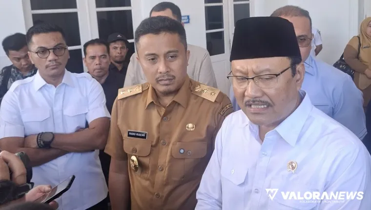 Wakil Gubernur (Wagub) Sumatera Barat, Vasko Ruseimy dampingi Mensos) RI, Syaifullah Yusuf usai pertemuan dengan Pilar-Pilar Sosial Sumbar di auditorium istana gubernuran, Selasa. (humas)