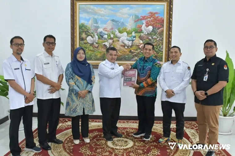 Ketua KPU Agam, Herman Susilo menyerahkan laporan pertanggungjawaban keuangan dana hibah pemilihan serentak 2024 pada Bupati Agam, Benni Warlis di Rumah Dinas Bupati Agam, Padang Baru Lubuk Basung, Rabu. (humas)