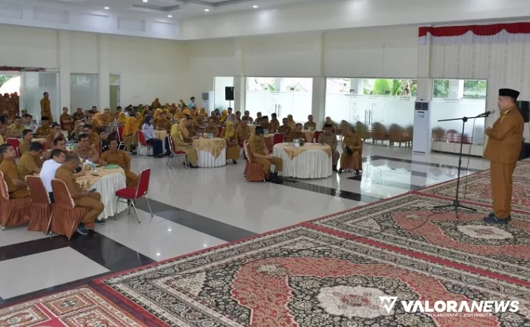 Bupati Agam, Benni Warlis memberikan arahan tentang peningkatan kualitas kerja pada kegiatan silaturahmi di Balairong Rumah Dinas Bupati Agam, Padang Baru, Lubuk Basung, Selasa pagi. (humas)